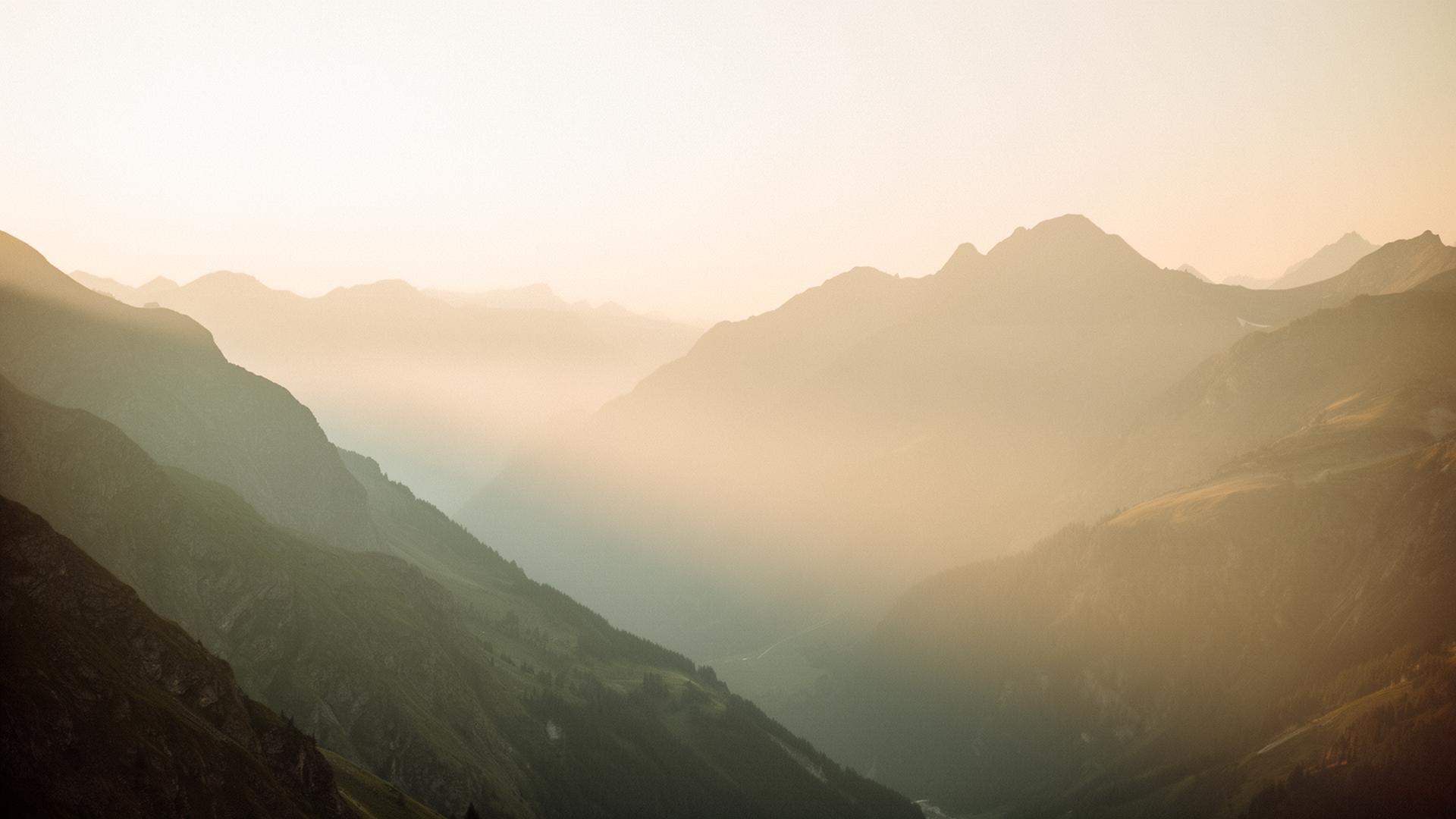 Sanfte Berglandschaft im warmen Morgenlicht